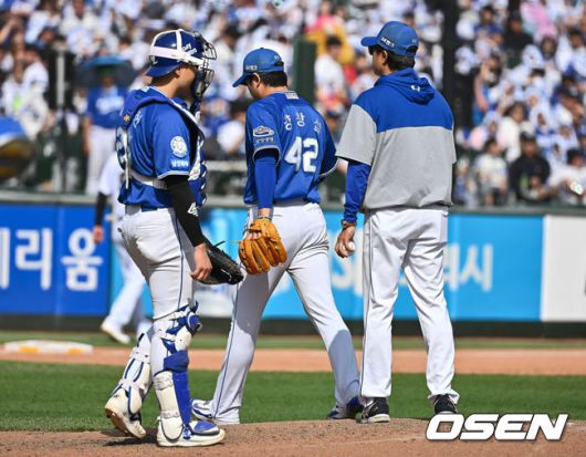 [OSEN=부산, 이석우 기자] 18일 부산 사직야구장에서 2025 신한 SOL 뱅크 KBO 리그 롯데 자이언츠와 삼성 라이온즈의 경기가 열렸다. 홈팀 롯데는 데이비슨, 방문팀 삼성은 이승현이 선발 출전했다.삼성 라이온즈 양창섭이 5회말 2사 윤동희의 머리로 향한 투구에 벤치 클리어링을 일어난 후 교체되고 있다. 2025.05.18 / foto0307@osen.co.kr