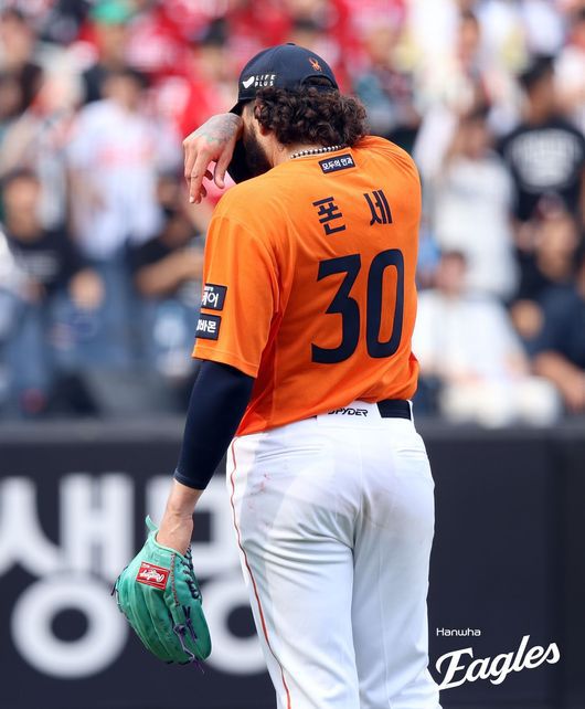 한화 코디 폰세가 8회 류현진의 KBO 정규이닝 최다 탈삼진 타이 기록을 세운 뒤 눈물을 훔치고 있다. /한화 이글스 제공