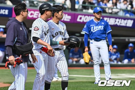 [OSEN=부산, 이석우 기자] 18일 부산 사직야구장에서 2025 신한 SOL 뱅크 KBO 리그 롯데 자이언츠와 삼성 라이온즈의 경기가 열렸다. 홈팀 롯데는 데이비슨, 방문팀 삼성은 이승현이 선발 출전했다.롯데 자이언츠 장두성이 5회말 삼성 라이온즈 이승현의 투구에 머리를 맞고 1루로 나가고 있다. 2025.05.18 / foto0307@osen.co.kr