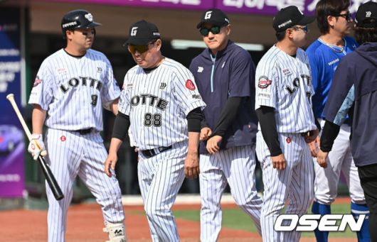 [OSEN=부산, 이석우 기자] 18일 부산 사직야구장에서 2025 신한 SOL 뱅크 KBO 리그 롯데 자이언츠와 삼성 라이온즈의 경기가 열렸다. 홈팀 롯데는 데이비슨, 방문팀 삼성은 이승현이 선발 출전했다.롯데 자이언츠 김태형 감독이 5회말 2사 윤동희의 머리로 향한 삼성 라이온즈 양창섭의 투구에 벤치 클리어링을 한 후 더그아웃으로 돌아오고 있다. 2025.05.18 / foto0307@osen.co.kr