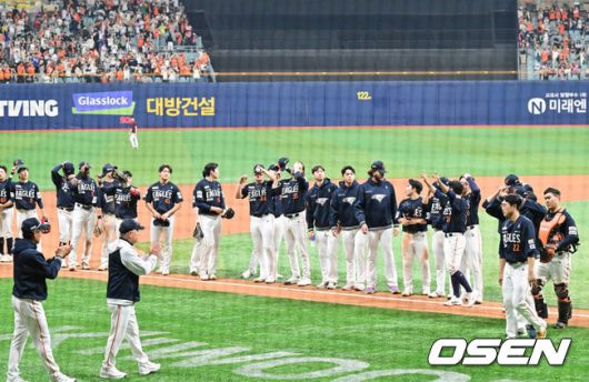 [OSEN=고척, 박준형 기자] 프로야구 한화 이글스가 파죽의 12연승을 질주했다.한화는 11일 서울 고척스카이돔에서 열린 ‘2025 신한은행 SOL Bank KBO리그’ 키움 히어로즈와의 경기에서 8-0 완승을 거뒀다. 이날 승리로 한화는 11연승에 성공했다. 1992년 5월 23일 청주 쌍방울 더블헤더 2차전 승리 이후 1만2041일 만에 12연승이다.경기종료 후 한화 선수들이 승리의 기쁨을 나누고 있다. 2025.05.11 / soul1014@osen.co.kr