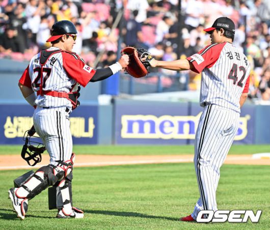 [OSEN=잠실, 민경훈 기자] 18일 오후 서울 잠실야구장에서 2025 신한 SOL Bank KBO리그 LG 트윈스와 KT 위즈의 경기가 열렸다.이 경기에서 LG는 KT에 5-1로 승리했다. LG는 리그에서 가장 먼저 30승(16패) 고지에 올랐다. 10승, 20승, 30승 모두 가장 빨랐다.LG 박동원과 문보경이 나란히 투런 홈런을 터뜨렸고, 김현수는 3타수 2안타 1타점 2득점을 기록했다.LG 선발 치리노스는 6이닝 동안 97구를 던지며 5피안타 무사사구 4탈삼진 1실점으로 호투했다.경기를 마치고 LG 박동원과 김진성이 하이파이브를 하고 있다. 2025.05.18 /rumi@osen.co.kr