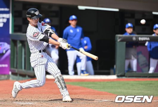 [OSEN=부산, 이석우 기자] 18일 부산 사직야구장에서 2025 신한 SOL 뱅크 KBO 리그 롯데 자이언츠와 삼성 라이온즈의 경기가 열렸다. 홈팀 롯데는 데이비슨, 방문팀 삼성은 이승현이 선발 출전했다.롯데 자이언츠 전민재가 5회말 2사 2,3루 좌월 3점 홈런을 치고 있다. 2025.05.18 / foto0307@osen.co.kr