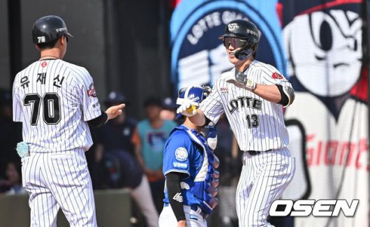 [OSEN=부산, 이석우 기자] 18일 부산 사직야구장에서 2025 신한 SOL 뱅크 KBO 리그 롯데 자이언츠와 삼성 라이온즈의 경기가 열렸다. 홈팀 롯데는 데이비슨, 방문팀 삼성은 이승현이 선발 출전했다.롯데 자이언츠 전민재가 5회말 2사 2,3루 좌월 3점 홈런을 치고 하이파이브를 있다. 2025.05.18 / foto0307@osen.co.kr