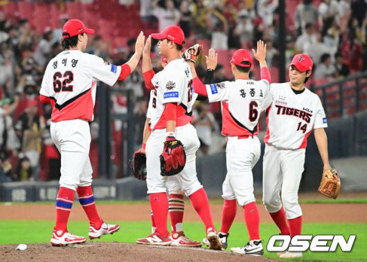 [OSEN=광주, 김성락 기자] KIA 타이거즈가 3연승을 질주하며 5할 승률을 눈 앞에 두었다.KIA는 17일 광주-기아 챔피언스필드에서 열린 2025 신한은행 SOL bank KBO리그 두산 베어스와 더블헤더 2차전을 4-1로 이겼다. 선발 양현종이 6이닝 1실점으로 호투했다. 최원준이 결승 투런홈런을 날렸다. 1차전에 이어 더블헤더를 모두 잡고 3연승과 함께 21승22패를 기록했다.승리가 확정된 순간 KIA 선수들이 기쁨을 나누고 있다. 2025.05.17 / ksl0919@osen.co.kr