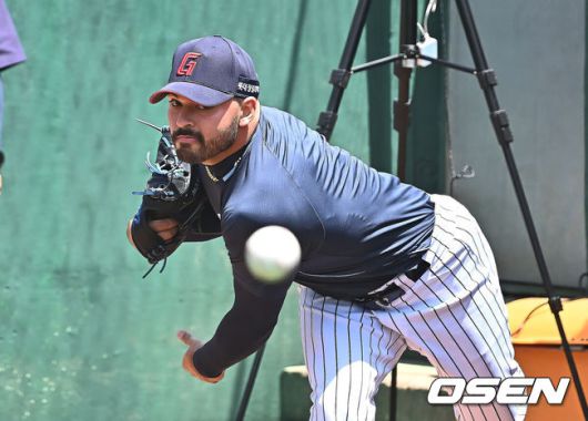 [OSEN=부산, 이석우 기자] 18일 부산 사직야구장에서 2025 신한 SOL 뱅크 KBO 리그 롯데 자이언츠와 삼성 라이온즈의 경기가 열린다. 홈팀 롯데는 데이비슨, 방문팀 삼성은 이승현이 선발 출전한다.롯데 자이언츠 새 외국인 투수 감보아가 불펜에서 투구를 선보이고 있다. 2025.05.18 / foto0307@osen.co.kr