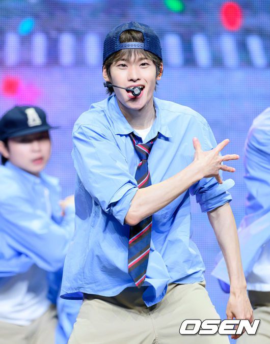 [OSEN=이대선 기자] 19일 서울 용산구 블루스퀘어 SOL트래블홀에서 그룹 라이즈 정규 1집 ‘ODYSSEY’ 미디어 쇼케이스가 열렸다.라이즈의 정체성을 확고히 하는 이번 앨범은 독자적 장르 ‘이모셔널 팝’을 담은 10개 트랙으로 구성되어 있으며, 19일 오후 6시 각종 음악 사이트에서 음원이 공개된다.라이즈 소희가 신곡 무대를 선보이고 있다. 2025.05.19 /sunday@osen.co.kr