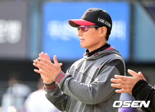 [OSEN=잠실, 최규한 기자] 프로야구 LG 트윈스는 6일 서울 잠실구장에서 열린 2025 신한 SOL뱅크 KBO리그 두산 베어스와의 시즌 5차전에서 5-1로 승리했다.경기를 마치고 승리한 LG 염경엽 감독이 선수들을 맞이하며 박수 보내고 있다. / 2025.05.06 / dreamer@osen.co.kr