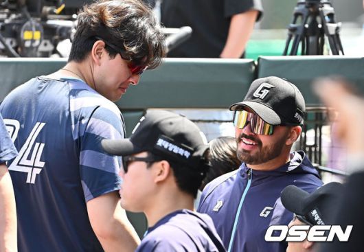 [OSEN=부산, 이석우 기자] 18일 부산 사직야구장에서 2025 신한 SOL 뱅크 KBO 리그 롯데 자이언츠와 삼성 라이온즈의 경기가 열렸다. 홈팀 롯데는 데이비슨, 방문팀 삼성은 이승현이 선발 출전했다.롯데 자이언츠 김원중이 새 외국인 투수 감보아와 얘기하고 있다. 2025.05.18 / foto0307@osen.co.kr