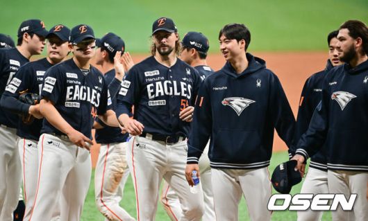 [OSEN=광주, 김성락 기자] KIA 타이거즈가 3연승을 질주하며 5할 승률을 눈 앞에 두었다.KIA는 17일 광주-기아 챔피언스필드에서 열린 2025 신한은행 SOL bank KBO리그 두산 베어스와 더블헤더 2차전을 4-1로 이겼다. 선발 양현종이 6이닝 1실점으로 호투했다. 최원준이 결승 투런홈런을 날렸다. 1차전에 이어 더블헤더를 모두 잡고 3연승과 함께 21승22패를 기록했다.승리가 확정된 순간 KIA 선수들이 기쁨을 나누고 있다. 2025.05.17 / ksl0919@osen.co.kr