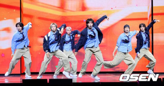 [OSEN=이대선 기자] 19일 서울 용산구 블루스퀘어 SOL트래블홀에서 그룹 라이즈 정규 1집 ‘ODYSSEY’ 미디어 쇼케이스가 열렸다.라이즈의 정체성을 확고히 하는 이번 앨범은 독자적 장르 ‘이모셔널 팝’을 담은 10개 트랙으로 구성되어 있으며, 19일 오후 6시 각종 음악 사이트에서 음원이 공개된다.라이즈가 신곡 무대를 선보이고 있다. 2025.05.19 /sunday@osen.co.kr