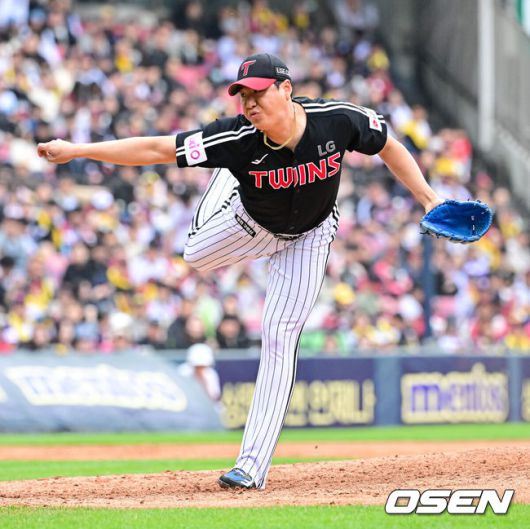 [OSEN=잠실, 박준형 기자]  5일 오후 서울 잠실구장에서 ‘2025 신한 SOL BANK KBO리그’ 두산 베어스와 LG 트윈스의 경기가 진행됐다.이날 경기에는 두산은 콜어빈을 LG은 송승기를 선발투수로 내세웠다. 8회말 LG 배재준 투수가 역투하고 있다.   2025.05.05 / soul1014@osen.co.kr