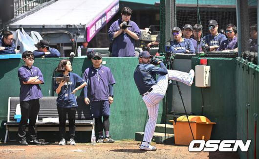 [OSEN=부산, 이석우 기자] 18일 부산 사직야구장에서 2025 신한 SOL 뱅크 KBO 리그 롯데 자이언츠와 삼성 라이온즈의 경기가 열린다. 홈팀 롯데는 데이비슨, 방문팀 삼성은 이승현이 선발 출전한다.롯데 자이언츠 새 외국인 투수 감보아가 불펜에서 투구를 선보이고 있다. 2025.05.18 / foto0307@osen.co.kr