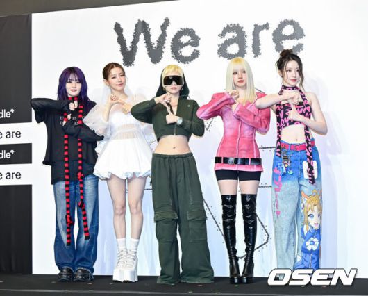 [OSEN=지형준 기자] 19일 오후 서울 역삼동 조선팰리스 강남에서 아이들 미니 8집 'We are' 기자간담회가 열렸다.'We are'에는 타이틀곡 'Good Thing', 선공개곡 'Girlfriend'를 비롯해 'Love Tease', 'Chain', 'Unstoppable', '그래도 돼요' 등 총 여섯 개의 트랙이 수록됐다. '우리'로 새로운 시작을 알리는 앨범답게 아이들 멤버 전원이 참여해 의미를 더했다.아이들이 포즈를 취하고 있다. 2025.05.19 /jpnews@osen.co.kr