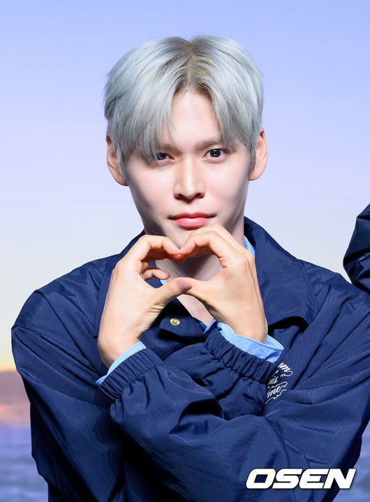 [OSEN=이대선 기자] 19일 서울 용산구 블루스퀘어 SOL트래블홀에서 그룹 라이즈 정규 1집 ‘ODYSSEY’ 미디어 쇼케이스가 열렸다.라이즈의 정체성을 확고히 하는 이번 앨범은 독자적 장르 ‘이모셔널 팝’을 담은 10개 트랙으로 구성되어 있으며, 19일 오후 6시 각종 음악 사이트에서 음원이 공개된다.라이즈 은석이 포토타임을 가지고 있다. 2025.05.19 /sunday@osen.co.kr