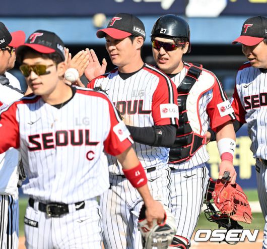 [OSEN=부산, 이석우 기자] 18일 부산 사직야구장에서 2025 신한 SOL 뱅크 KBO 리그 롯데 자이언츠와 삼성 라이온즈의 경기가 열렸다. 홈팀 롯데는 데이비슨, 방문팀 삼성은 이승현이 선발 출전했다.롯데 자이언츠 김태형 감독이 5회말 2사 윤동희의 머리로 향한 삼성 라이온즈 양창섭의 투구에 벤치 클리어링을 한 후 더그아웃으로 돌아오고 있다. 2025.05.18 / foto0307@osen.co.kr