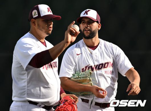 2024시즌 키움 히어로즈에서 함께 뛴 후라도와 헤이수스. / OSEN DB