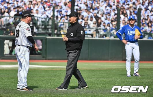 [OSEN=부산, 이석우 기자] 18일 부산 사직야구장에서 2025 신한 SOL 뱅크 KBO 리그 롯데 자이언츠와 삼성 라이온즈의 경기가 열렸다. 홈팀 롯데는 데이비슨, 방문팀 삼성은 이승현이 선발 출전했다.롯데 자이언츠 김태형 감독이 5회말 장두성의 머리를 맞춘 삼성 라이온즈 이승현의 퇴장 판정이 늦어지자 어필하고 있다. 2025.05.18 / foto0307@osen.co.kr