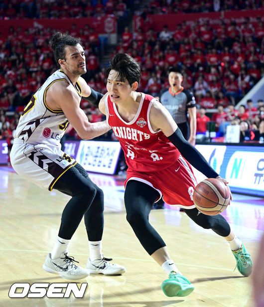 [OSEN=잠실학생체, 최규한 기자] 17일 오후 서울 잠실학생체육관에서 ‘2024-2025 KCC 프로농구’ 챔피언결정 7차전 서울 SK와 창원 LG의 경기가 열렸다.챔프 6차전까지 양 팀은 3승 3패로 팽팽하게 맞섰다. SK는 사상 첫 챔프전 리버스 스윕으로 통합 우승을, LG는 창단 첫 챔프전 우승을 노린다.3쿼터, SK 안영준이 LG 마레이의 수비를 받으며 돌파를 펼치고 있다. 2025.05.17 / dreamer@osen.co.kr