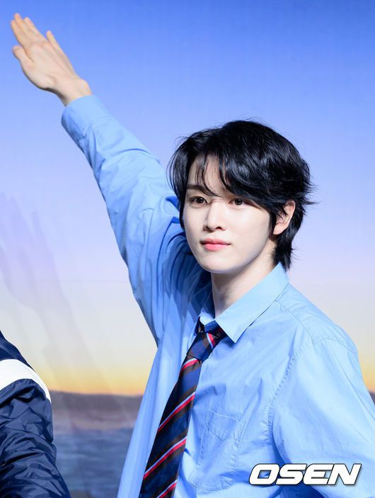 [OSEN=이대선 기자] 19일 서울 용산구 블루스퀘어 SOL트래블홀에서 그룹 라이즈 정규 1집 ‘ODYSSEY’ 미디어 쇼케이스가 열렸다.라이즈의 정체성을 확고히 하는 이번 앨범은 독자적 장르 ‘이모셔널 팝’을 담은 10개 트랙으로 구성되어 있으며, 19일 오후 6시 각종 음악 사이트에서 음원이 공개된다.라이즈 성찬이 포토타임을 가지고 있다. 2025.05.19 /sunday@osen.co.kr