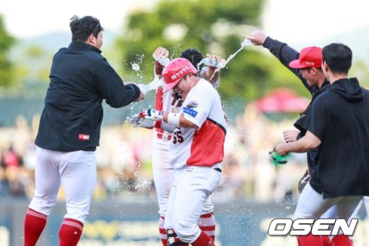 KIA 선수들이 한준수에게 물을 끼얹으며 끝내기 승리를 만끽하고 있다./KIA 타이거즈 제공