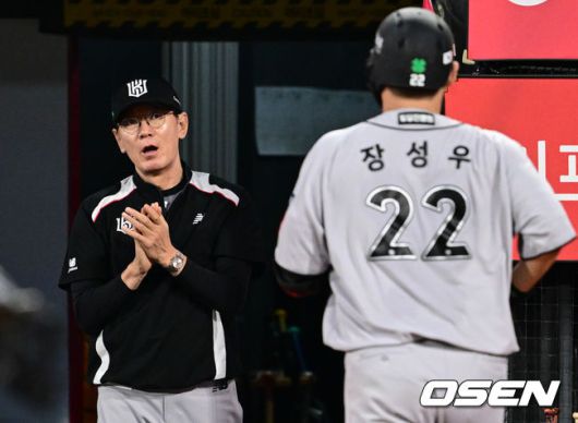 [OSEN=수원, 조은정 기자]20일 오후 수원 KT위즈파크에서 2025 신한 SOL Bank KBO리그 KT 위즈와 KIA 타이거즈의 경기가 열렸다.이날 홈팀 KT는 조이현을, 방문팀 KIA는 윤영철을 선발투수로 내세웠다.5회말 1사 1루 KT 장성우가 앞서가는 좌월 투런 홈런을 날린 뒤 이강철 감독의 축하를 받고 있다. 2025.05.20