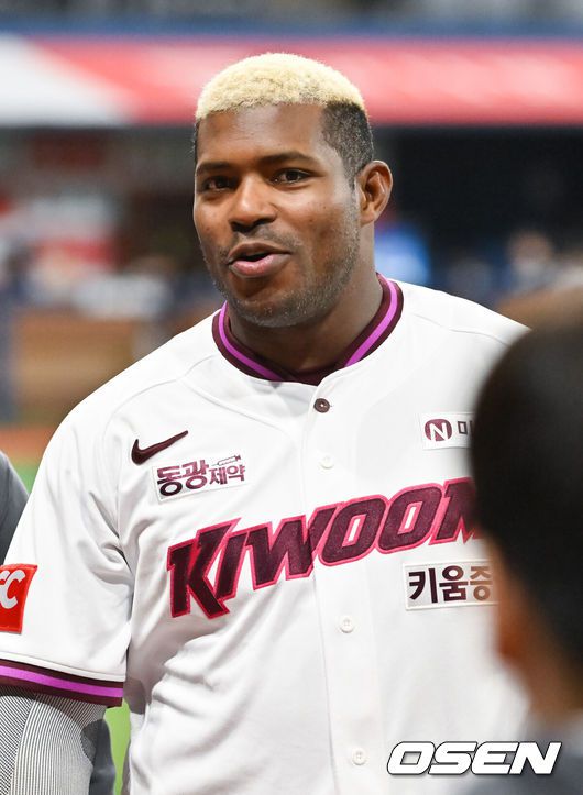 [OSEN=고척, 박준형 기자] 프로야구 키움 히어로즈가 투타 완벽한 조화를 이루며 2연패에서 벗어났다.키움은 22일 서울 고척스카이돔에서 열린 ‘2025 신한은행 SOL Bank KBO리그’ 두산 베어스와의 경기에서 5-4로 승리했다. 이날 승리로 2연패를 끊고 주중 3연전 기선 제압에 성공했다.경기종료 후 키움 푸이그가 미소 짓고 있다. 2025.04.22 /