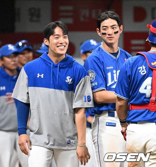 [OSEN=고척, 이대선 기자] 프로야구 삼성 라이온즈가 9회 극적인 결승홈런이 터지며 3연패에서 탈출했다.삼성은 20일 서울 고척스카이돔에서 열린 ‘2025 신한은행 SOL Bank KBO리그’ 키움 히어로즈와의 경기에서 연장 11회까지 가는 혈투 끝에 6-3으로 승리하고 3연패를 끊었다.경기 종료 후 삼성 원태인이 동료들과 승리의 기쁨을 나누고 있다. 2025.05.20 /sunday@osen.co.kr