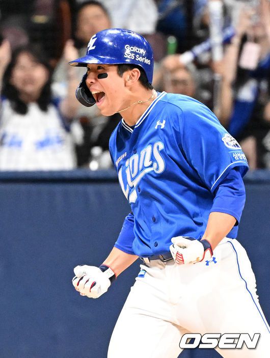 [OSEN=고척, 이대선 기자] 20일 오후 서울 고척스카이돔에서 2025 신한 SOL Bank KBO리그 키움 히어로즈와 삼성 라이온즈의 경기가 열렸다.키움은 로젠버그, 삼성은 원태인을 선발 투수로 내세웠다.9회초 무사에서 삼성 김영웅이 중월 솔로 홈런을 치고 환호하고 있다. 2025.05.20 /sunday@osen.co.kr