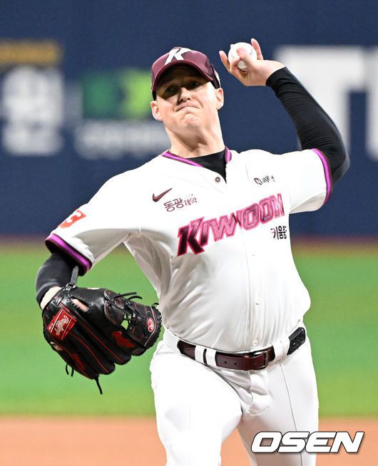 [OSEN=고척, 이대선 기자] 20일 오후 서울 고척스카이돔에서 2025 신한 SOL Bank KBO리그 키움 히어로즈와 삼성 라이온즈의 경기가 열렸다.키움은 로젠버그, 삼성은 원태인을 선발 투수로 내세웠다.1회초 무사에서 키움 선발투수 로젠버그가 역투하고 있다.  2025.05.20 /sunday@osen.co.kr