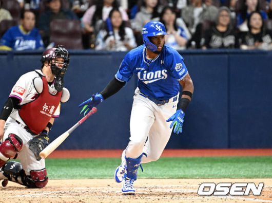 [OSEN=고척, 이대선 기자] 20일 오후 서울 고척스카이돔에서 2025 신한 SOL Bank KBO리그 키움 히어로즈와 삼성 라이온즈의 경기가 열렸다.키움은 로젠버그, 삼성은 원태인을 선발 투수로 내세웠다.6회초 2사 1,2루에서 삼성 디아즈가 우전 적시타를 치고 있다. 2025.05.20 /sunday@osen.co.kr