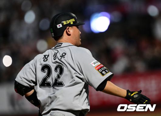 [OSEN=수원, 조은정 기자]20일 오후 수원 KT위즈파크에서 2025 신한 SOL Bank KBO리그 KT 위즈와 KIA 타이거즈의 경기가 열렸다.이날 홈팀 KT는 조이현을, 방문팀 KIA는 윤영철을 선발투수로 내세웠다.5회말 1사 1루 KT 장성우가 앞서가는 좌월 투런 홈런을 날린 뒤 베이스를 돌고 있다. 2025.05.20 /cej@osen.co.kr