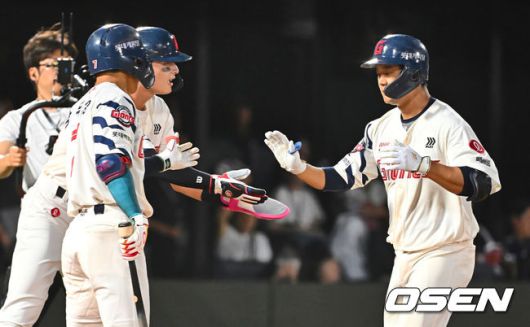 [OSEN=부산, 이석우 기자] 20일 부산 사직야구장에서 2025 신한 SOL 뱅크 KBO 리그 롯데 자이언츠와 LG 트윈스의 경기가 열렸다. 홈팀 롯데는 윤성빈, 방문팀 LG는 송승기가 선발 출전했다.롯데 자이언츠 손호영이 3회말 1사 1루 좌월 2점 홈런을 치고 하이파이브를 하고 있다. 2025.05.20 / foto0307@osen.co.kr