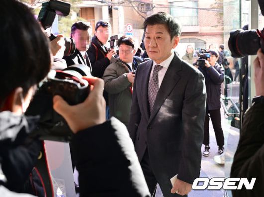 [OSEN=김성락 기자] 제55대 대한축구협회 회장 선거에 출마한 정몽규 후보가 4연임에 성공했다.제 55대 대한축구협회 회장 선거가 26일 서울 종로구 신문로 축구회관 2층에서 열렸다.이날 정몽규 후보는 선거인단 192명 중 183명이 투표한 가운데 156표의 압도적인 지지를 받아 당선이 확정됐다.정몽규 축구협회장이 축구 협회로 들어서고 있다. 2025.02.26 / ksl0919@osen.co.kr