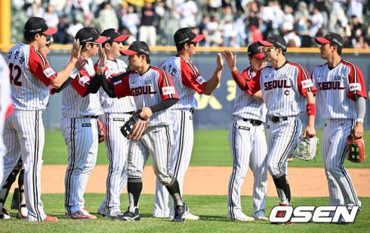 [OSEN=잠실, 민경훈 기자] 18일 오후 서울 잠실야구장에서 2025 신한 SOL Bank KBO리그 LG 트윈스와 KT 위즈의 경기가 열렸다.이 경기에서 LG는 KT에 5-1로 승리했다. LG는 리그에서 가장 먼저 30승(16패) 고지에 올랐다. 10승, 20승, 30승 모두 가장 빨랐다.LG 박동원과 문보경이 나란히 투런 홈런을 터뜨렸고, 김현수는 3타수 2안타 1타점 2득점을 기록했다.LG 선발 치리노스는 6이닝 동안 97구를 던지며 5피안타 무사사구 4탈삼진 1실점으로 호투했다.경기를 마치고 LG 선수들이 하이파이브를 하고 있다. 2025.05.18 /rumi@osen.co.kr