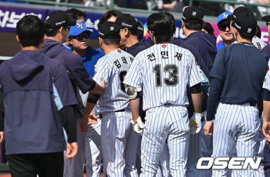 [OSEN=부산, 이석우 기자] 18일 부산 사직야구장에서 2025 신한 SOL 뱅크 KBO 리그 롯데 자이언츠와 삼성 라이온즈의 경기가 열렸다. 홈팀 롯데는 데이비슨, 방문팀 삼성은 이승현이 선발 출전했다.롯데 자이언츠 김태형 감독과 선수들이 5회말 2사 윤동희의 머리로 향한 삼성 라이온즈 양창섭의 투구에 벤치 클리어링을 하고 있다. 2025.05.18 / foto0307@osen.co.kr