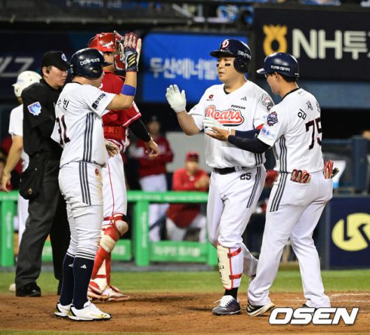 5회말 1사 1루에서 두산 양의지가 좌월 투런포를 날리며 정수빈, 임재현 코치와 기뻐하고 있다.