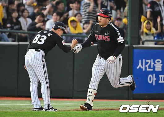 [OSEN=부산, 이석우 기자] 21일 부산 사직야구장에서 2025 신한 SOL 뱅크 KBO 리그 롯데 자이언츠와 LG 트윈스의 경기가 열렸다. 홈팀 롯데는 나균안이, 방문팀 LG는 임찬규가 선발 출전했다.LG 트윈스 김현수가 2회초 2사 우월 솔로 홈런을 치고 하이파이브를 하고 있다. 2025.05.21 / foto0307@osen.co.kr