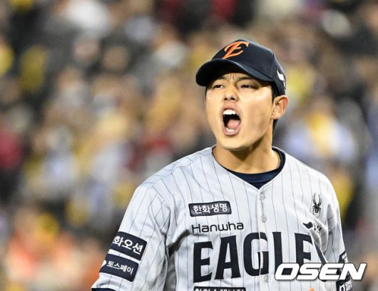 [OSEN=잠실, 이대선 기자] 27일 오후 서울 잠실야구장에서 2025 신한 SOL Bank KBO리그 LG 트윈스와 한화 이글스의 경기가 열렸다.LG는 송승기, 한화는 문동주를 선발 투수로 내세웠다.5회말 2사에서 한화 문동주가 LG 박해민을 처리하고 환호하고 있다. 2025.03.27 /sunday@osen.co.kr