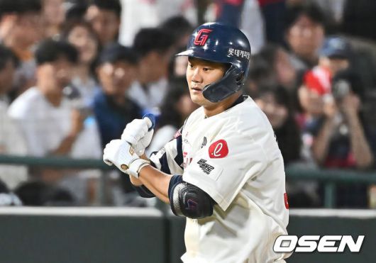 [OSEN=부산, 이석우 기자] 20일 부산 사직야구장에서 2025 신한 SOL 뱅크 KBO 리그 롯데 자이언츠와 LG 트윈스의 경기가 열렸다. 홈팀 롯데는 윤성빈, 방문팀 LG는 송승기가 선발 출전했다.롯데 자이언츠 손호영이 3회말 1사 1루 좌월 2점 홈런을 치고 세리머니를 하고 있다. 2025.05.20 / foto0307@osen.co.kr