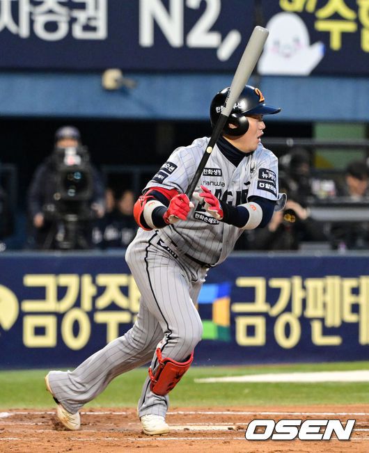 [OSEN=잠실, 지형준 기자] 10일 오후 서울 잠실야구장에서 2025 신한 SOL Bank KBO리그 두산 베어스와 한화 이글스의 경기가 열렸다.이날 두산은 잭로그, 한화는 와이스를 선발로 내세웠다.3회초 무사에서 한화 하주석이 2루땅볼로 물러나고 있다. 2025.04.10 / jpnews@osen.co.kr