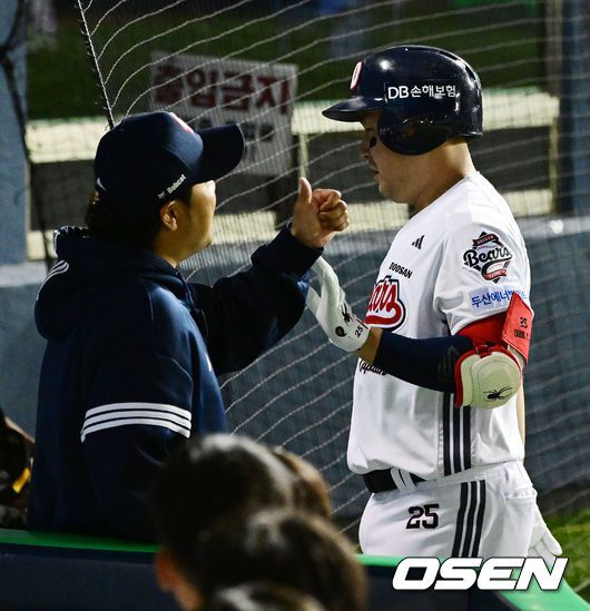 더그아웃 앞에서 가장 먼저 반기는 박석민 코치