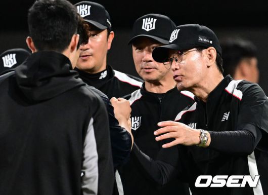 [OSEN=수원, 조은정 기자]KT가 대체 선발 조이현의 깜짝 호투를 앞세워 KIA 5연승 도전을 저지했다.프로야구 KT 위즈는 20일 수원KT위즈파크에서 열린 2025 신한 SOL뱅크 KBO리그 KIA 타이거즈와의 시즌 4차전에서 5-3으로 승리했다.KT 이강철 감독이 조이현과 승리를 기뻐하고 있다. 2025.05.20 /cej@osen.co.kr