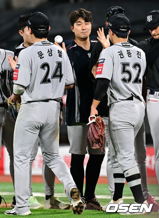 [OSEN=수원, 조은정 기자]KT가 대체 선발 조이현의 깜짝 호투를 앞세워 KIA 5연승 도전을 저지했다.프로야구 KT 위즈는 20일 수원KT위즈파크에서 열린 2025 신한 SOL뱅크 KBO리그 KIA 타이거즈와의 시즌 4차전에서 5-3으로 승리했다.경기를 마친 뒤 승리를 거둔 조이현이 문상철에게 기념구를 받고 있다. 2025.05.20