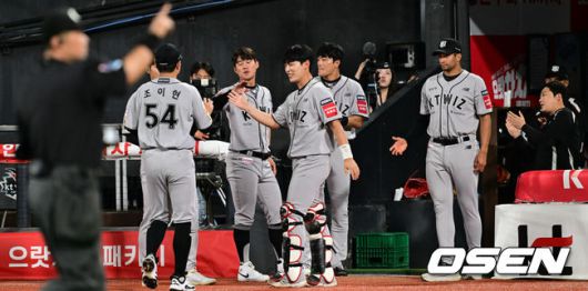 [OSEN=수원, 조은정 기자]20일 오후 수원 KT위즈파크에서 2025 신한 SOL Bank KBO리그 KT 위즈와 KIA 타이거즈의 경기가 열렸다.이날 홈팀 KT는 조이현을, 방문팀 KIA는 윤영철을 선발투수로 내세웠다.6회초 1사 2루 KT 조이현이 교체되고 있다. 2025.05.20 /cej@osen.co.kr