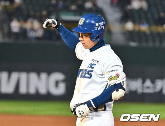 [OSEN=부산, 이석우 기자] 11일 부산 사직야구장에서 2025 신한 SOL 뱅크 KBO 리그 롯데 자이언츠와 NC 다이노스의 경기가 열린다. 주말 3연전 동안 NC 다이노스가 창원NC파크 대신 사직야구장을 홈구장으로 사용한다. 홈팀 NC는 김태경, 방문팀 롯데는 박세웅이 선발 출전 했다.NC 다이노스 김휘집이 4회말 1사 2루 중견수 오른쪽 1타점 안타를 치고 세리머니를 하고 있다. 2025.04.11 / foto0307@osen.co.kr