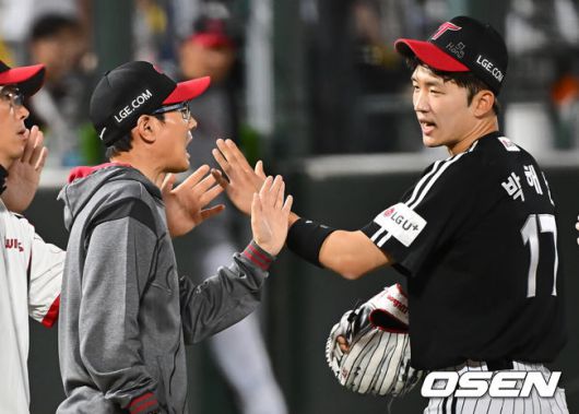[OSEN=부산, 이석우 기자] 20일 부산 사직야구장에서 2025 신한 SOL 뱅크 KBO 리그 롯데 자이언츠와 LG 트윈스의 경기가 열렸다. 홈팀 롯데는 윤성빈, 방문팀 LG는 송승기가 선발 출전했다.LG 트윈스 염경엽 감독이 롯데 자이언츠에 17-9로 승리한 후 박해민과 하이파이브를 하고 있다. 2025.05.20 / foto0307@osen.co.kr