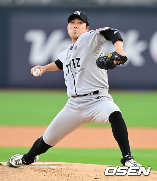 [OSEN=수원, 조은정 기자]20일 오후 수원 KT위즈파크에서 2025 신한 SOL Bank KBO리그 KT 위즈와 KIA 타이거즈의 경기가 열렸다.이날 홈팀 KT는 조이현을, 방문팀 KIA는 윤영철을 선발투수로 내세웠다.1회초 KT 선발 조이현이 역투하고 있다. 2025.05.20 /cej@osen.co.kr