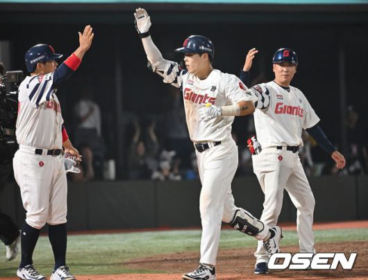 [OSEN=부산, 이석우 기자] 21일 부산 사직야구장에서 2025 신한 SOL 뱅크 KBO 리그 롯데 자이언츠와 LG 트윈스의 경기가 열렸다. 홈팀 롯데는 나균안이, 방문팀 LG는 임찬규가 선발 출전했다.롯데 자이언츠 고승민이 8회말 2사 1루 우월 동점 2점 홈런을 치고 하이파이브를 하고 있다. 2025.05.21 / foto0307@osen.co.kr