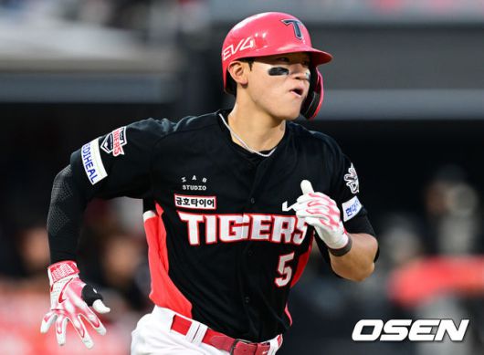 [OSEN=수원, 조은정 기자]21일 오후 수원 KT위즈파크에서 2025 신한 SOL Bank KBO리그 KT 위즈와 KIA 타이거즈의 경기가 열렸다.이날 홈팀 KT는 고영표를, 방문팀 KIA는 올러를 선발투수로 내세웠다3회초 1사 3루 KIA 김도영이 1타점 희생타를 날리고 있다. 2025.05.21 /cej@osen.co.kr